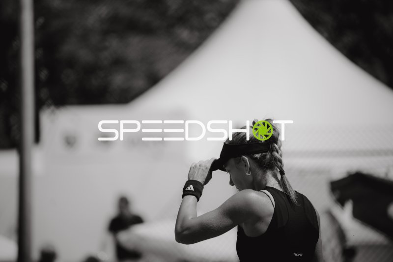 Tennisspielerin richtet ihren Schirm beim Event in Leipzig