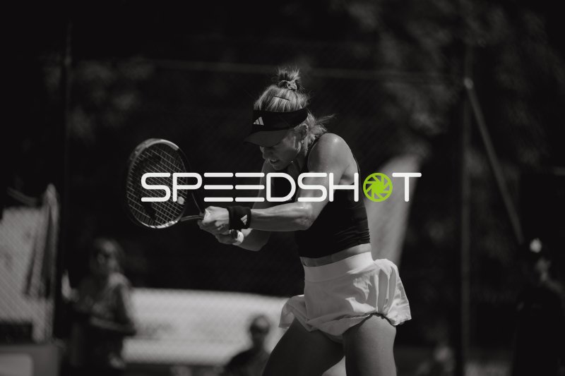 Tennisspielerin beim kraftvollen Rückhand-Schlag im Sportforum Leipzig