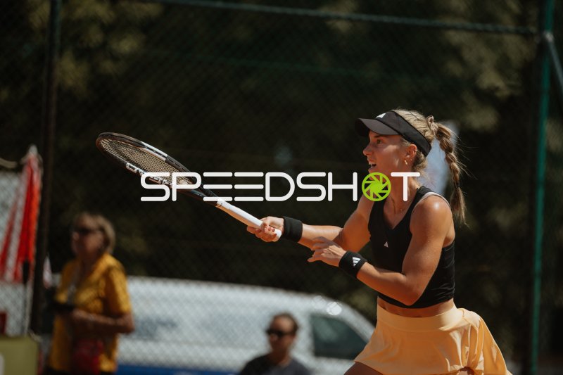 Tennisspielerin beim Schlag im Sportforum Leipzig