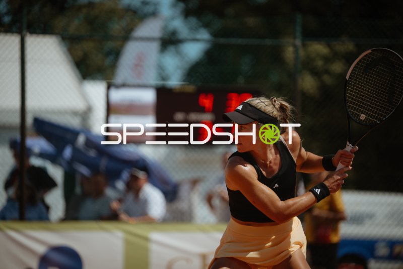 Tennisspielerin beim Schlag auf dem Sandplatz in Leipzig
