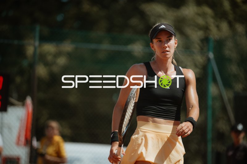 Tennisspielerin mit Schläger auf dem Sandplatz in Leipzig