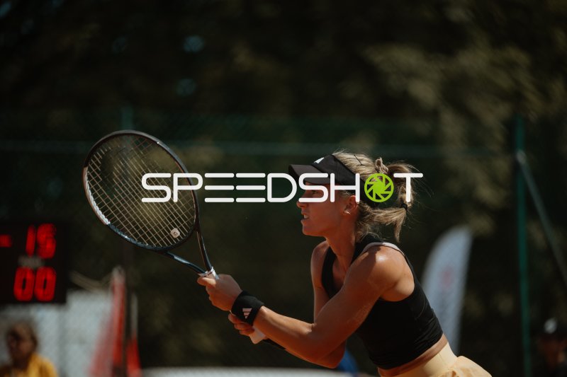 Tennisspielerin beim Return im Fokus – Sportforum Leipzig