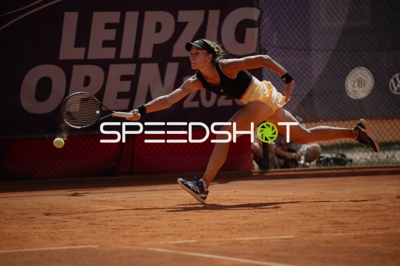 Tennisspielerinnen-Streckaktion bei den Leipzig Open 2025 auf Sand