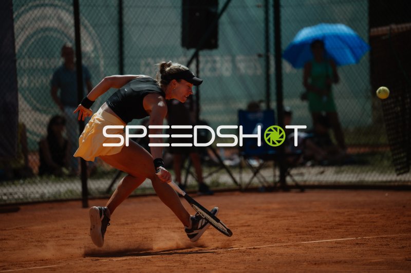 Tennisspielerin beim Strecken nach dem Ball auf Sandplatz in Leipzig