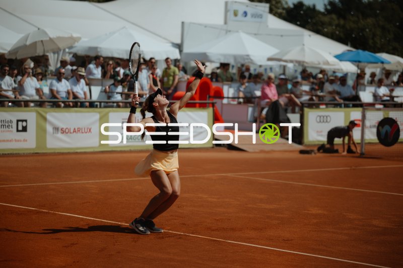 Tennisspielerin beim Aufschlag auf dem Sandplatz in Leipzig