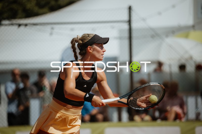 Tennisspielerin beim Return im Freien in Leipzig