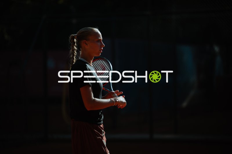 Tennisspielerin mit Wilson-Schläger im Fokus beim Sportforum Leipzig