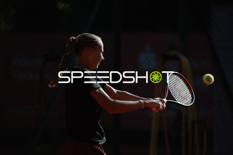 Tennisspielerin beim Schlag im Sportforum Leipzig