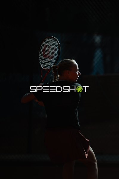 Tennisspielerin beim Aufschlag im Sportforum Leipzig