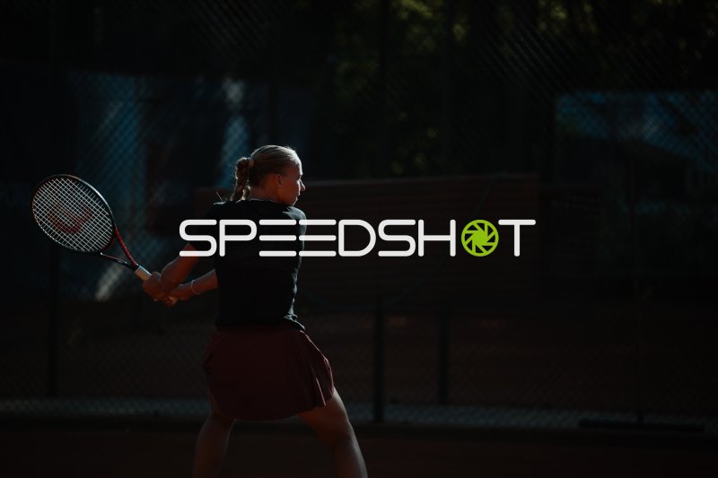 Tennisspielerin beim Schlag auf dem Sandplatz in Leipzig
