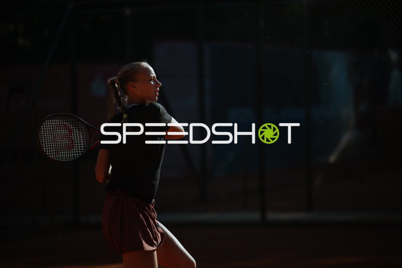 Tennisspielerin nach dem Schlag auf Sandplatz in Leipzig