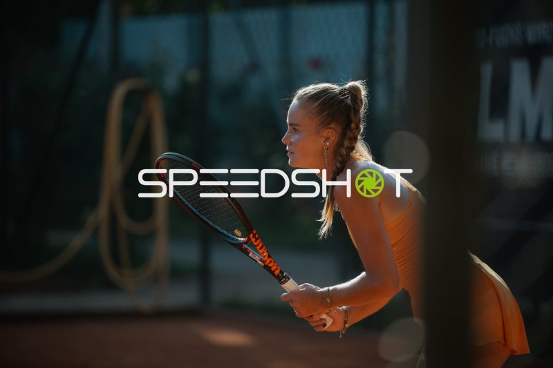 Tennisspielerin mit Wilson-Schläger in Empfangsposition auf Sandplatz