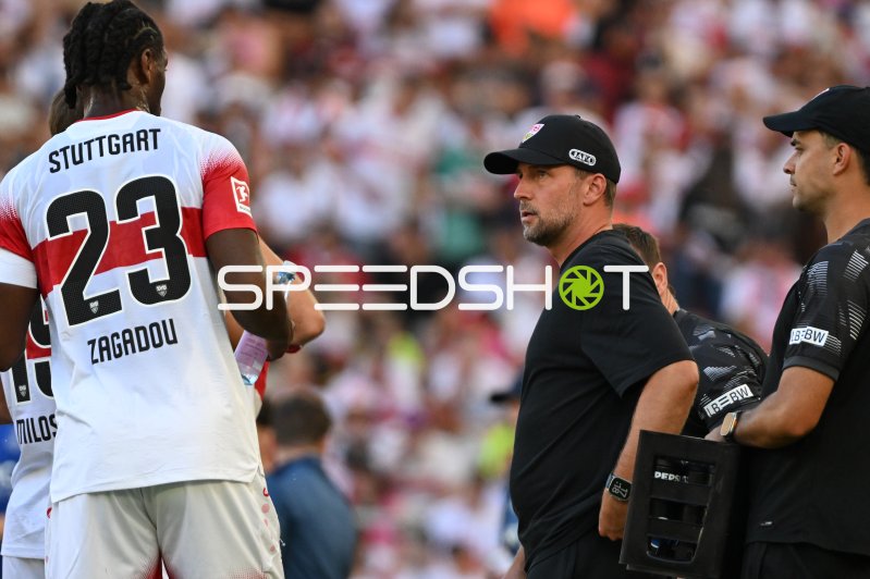 Sebastian Hoeneß im Gespräch mit Dan-Axel Zagadou (#23; VfB Stuttgart) an der Seitenlinie