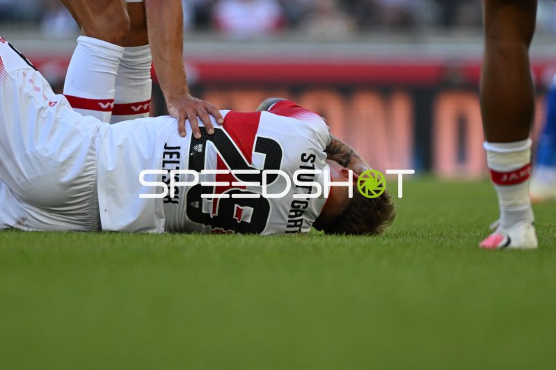 Finn Jeltsch (#29; VfB Stuttgart) liegt verletzt auf dem Rasen