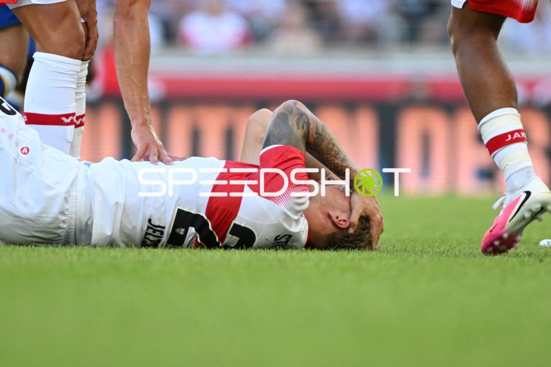 VfB Stuttgart Spieler liegt verletzt auf dem Rasen der MHP Arena