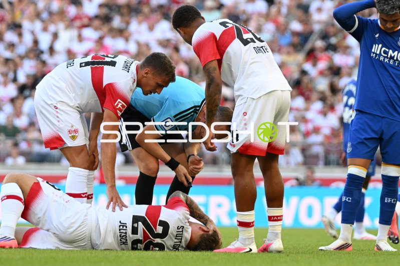 Finn Jeltsch (#29; VfB Stuttgart) liegt verletzt auf dem Rasen