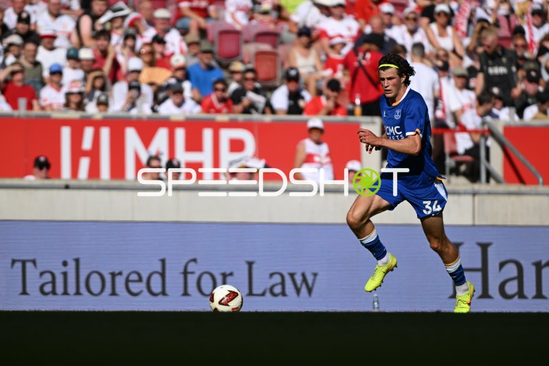 Merlin Röhl (#34; FC Everton) am Ball in der MHP Arena
