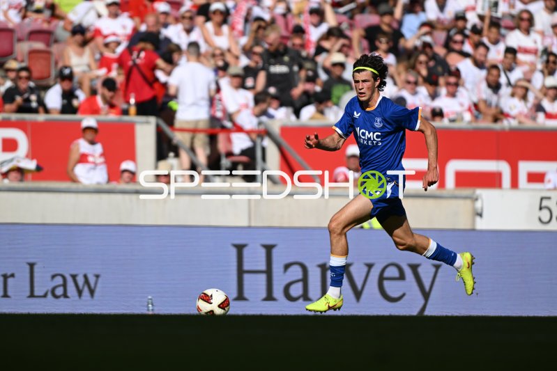 Merlin Röhl (#34; FC Everton) im Sprint mit Ball