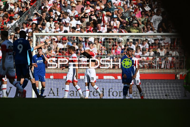 Noah Darvich (#19; VfB Stuttgart) verpasst Chance vor vollem Haus