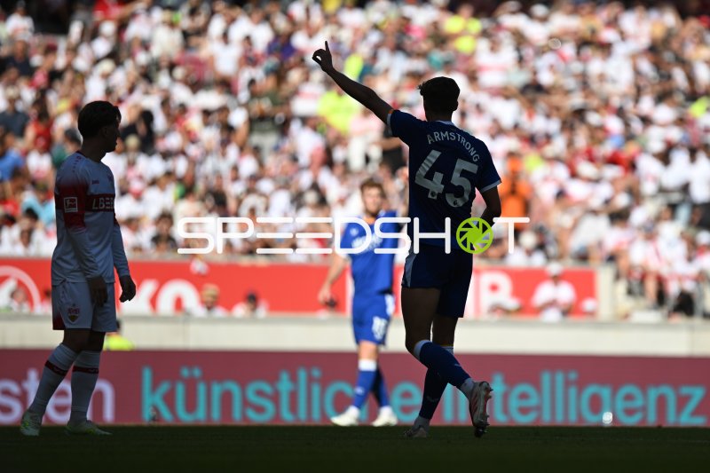 Harrison Armstrong (#45; FC Everton) zeigt Jubelgeste in der MHP Arena