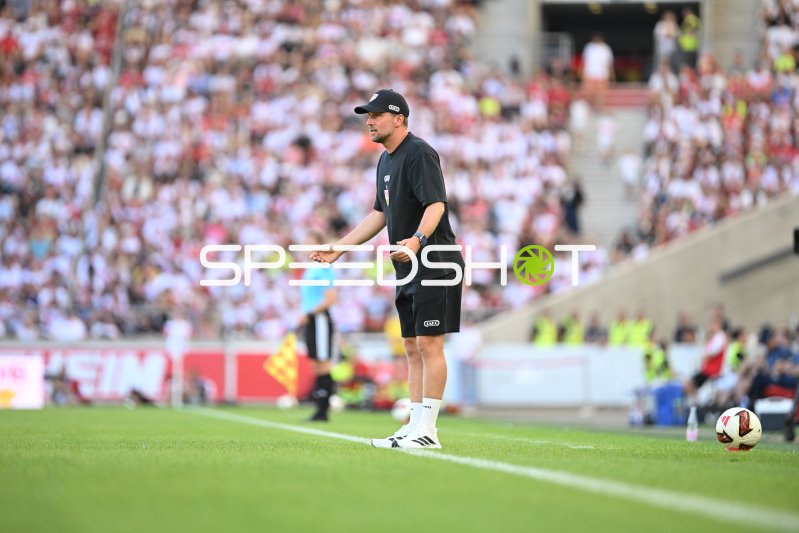 VfB-Trainer an der Seitenlinie in der MHP Arena Stuttgart