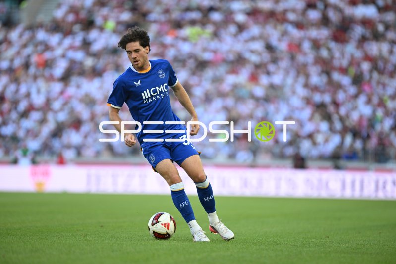 Hayden Hackney (FC Everton) am Ball in der MHP Arena Stuttgart