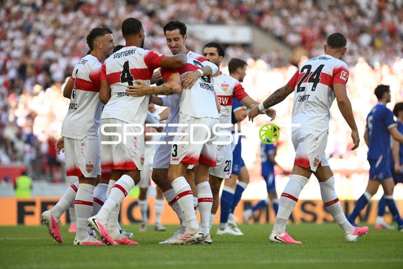 Atakan Karazor (#16; VfB Stuttgart) jubelt mit Teamkollegen nach Torerfolg