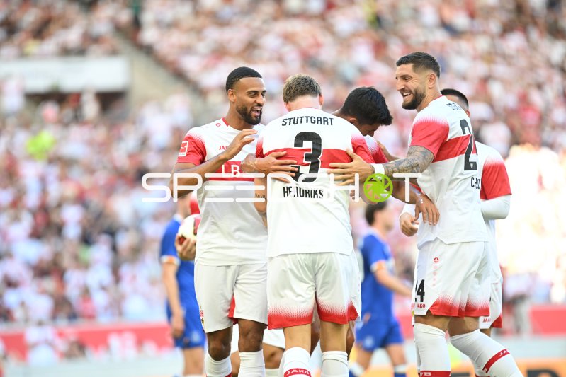 Ramon Hendriks (#3; VfB Stuttgart) bejubelt Tor mit Teamkollegen