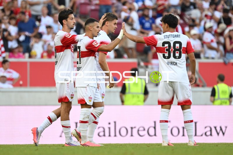 Ramon Hendriks (#3; VfB Stuttgart) und Teamkollegen beim Torjubel