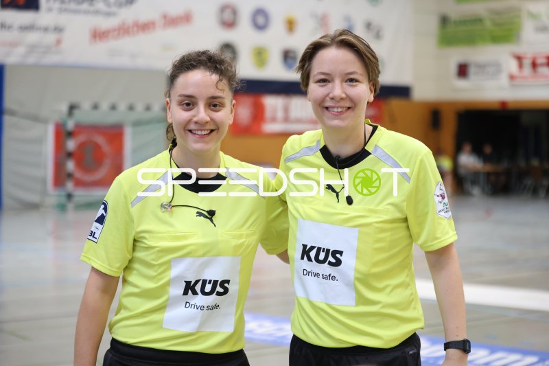 Zwei Schiedsrichterinnen lächeln in der KGS-Sporthalle Schneverdingen