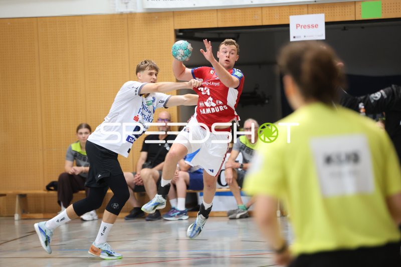 Moritz Sauter (#33; HSV Hamburg) beim Sprungwurf gegen Mors Thy Handbold