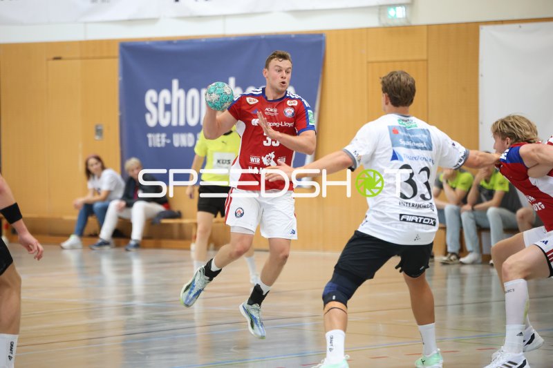 Moritz Sauter (#33; HSV Hamburg) im Sprungwurf gegen Mors Thy Handbold