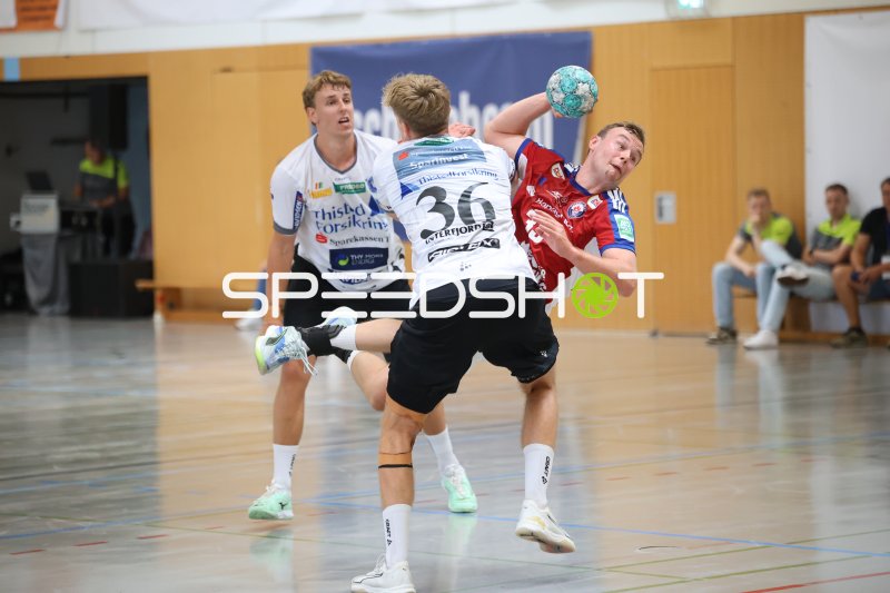 Moritz Sauter (#33; HSV Hamburg) im Zweikampf gegen Silas Overby (#36; Mors Thy Handbold)