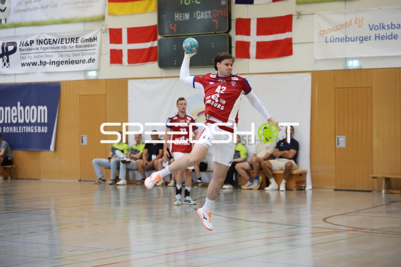 Jan Christian Schmidt (#42; HSV Hamburg) beim Sprungwurf in Schneverdingen