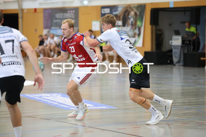 Einar Olafsson (#23; HSV Hamburg) im Zweikampf gegen Silas Overby (#36; Mors Thy Handbold)