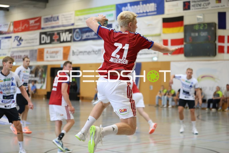 Frederik Bo Andersen (#21; HSV Hamburg) beim Sprungwurf