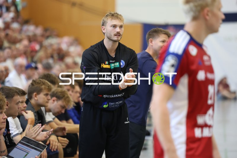 Rasmus Nissen Henriksen (#1; Mors Thy Handbold) applaudiert an der Seitenlinie
