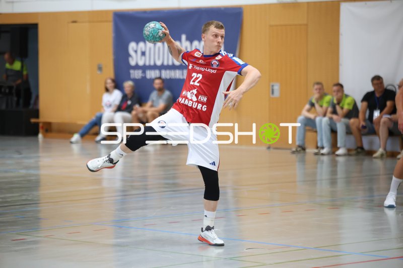 Noah Beyer (#22; HSV Hamburg) beim Wurfansatz in Schneverdingen