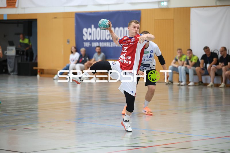 Noah Beyer (#22; HSV Hamburg) beim Wurfversuch in Schneverdingen