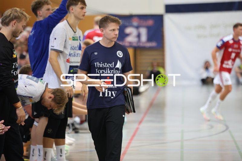 Trainer von Mors Thy Handbold an der Seitenlinie in Schneverdingen