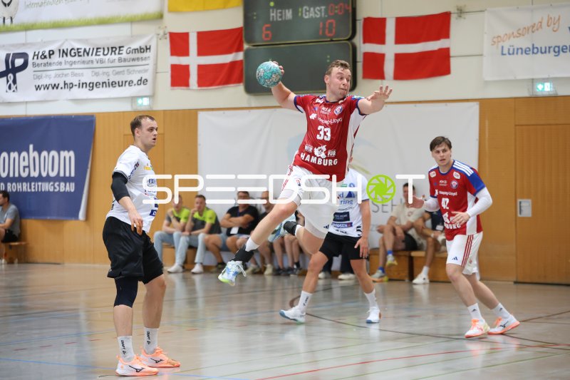 Moritz Sauter (#33; HSV Hamburg) beim Sprungwurf in Schneverdingen