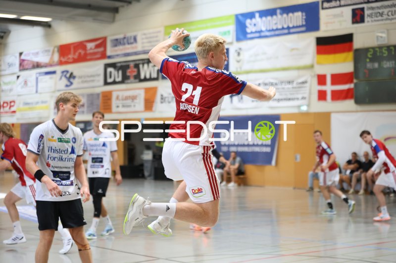 Frederik Bo Andersen (#21; HSV Hamburg) beim Sprungwurf