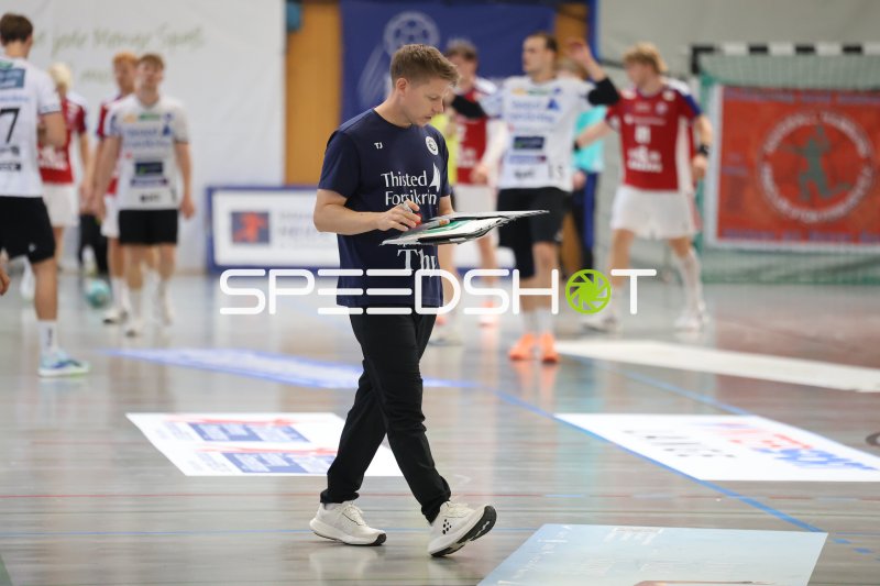 Trainer von Mors Thy Handbold mit Taktiktafel in der KGS-Sporthalle