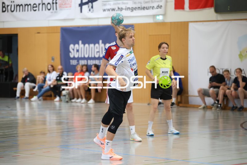 Lasse Fuhlendorff Pedersen (Mors Thy Handbold) beim Wurfansatz in Schneverdingen