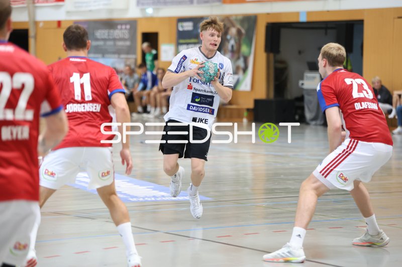 Anton Houe (Mors Thy Handbold) im Angriff gegen HSV Hamburg