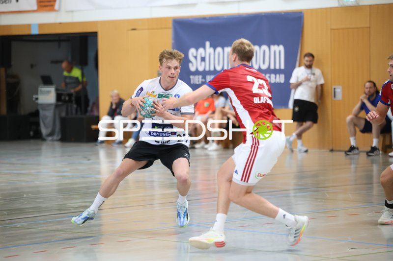 Simon Skorhus Jensen (#27; Mors Thy Handbold) im Zweikampf gegen Einar Olafsson (#23; HSV Hamburg)