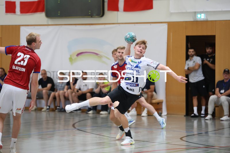 Anton Houe (Mors Thy Handbold) beim Sprungwurf gegen HSV Hamburg
