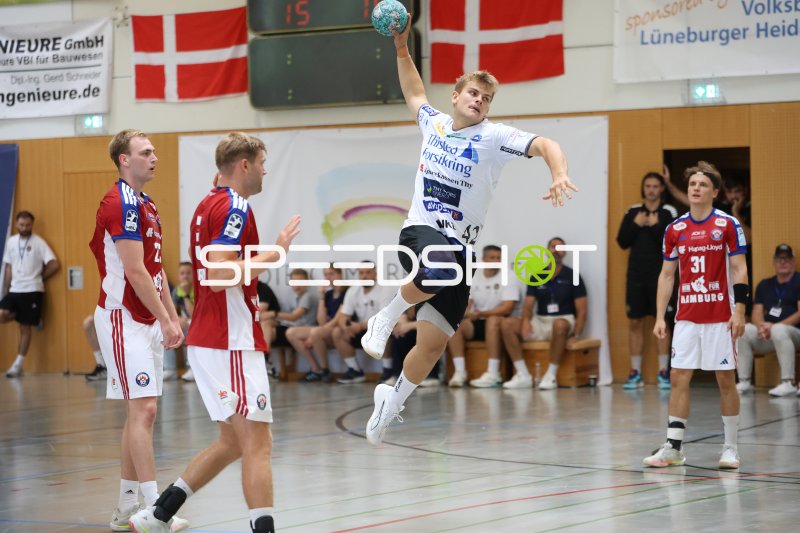 Viggo Bransholm (#42; Mors Thy Handbold) beim Sprungwurf gegen HSV Hamburg