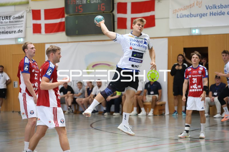 Viggo Bransholm (#42; Mors Thy Handbold) beim Sprungwurf gegen HSV Hamburg