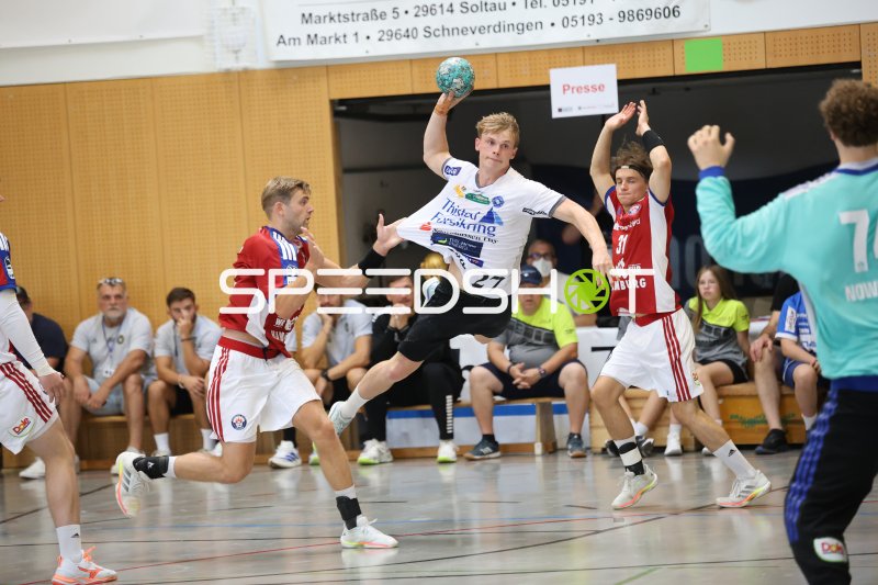 Simon Skorhus Jensen (#27; Mors Thy Handbold) beim Sprungwurf